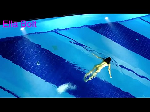 ❤️ मी पाहणे थांबवू शकत नाही, तरुण गोरा ELLA BOLT रिसॉर्ट पूलमध्ये नग्न पोहताना पकडला गेला mr.eviewporn-com.ru वर